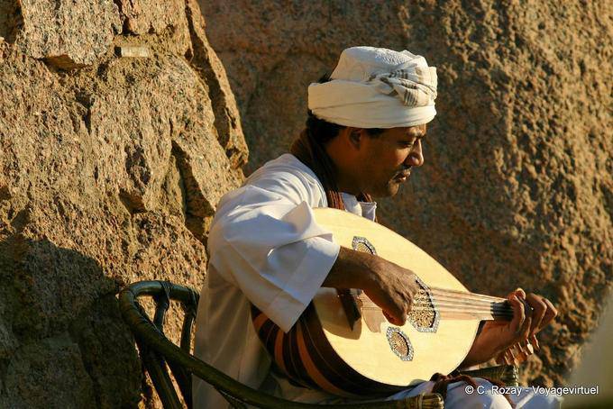 Músico tocando el 3ood, laúd oriental antes de la Old Cataract Aswan - Egipto