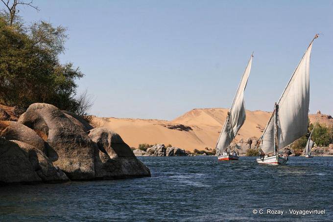 Feluccas, rocas, desierto del Nilo, Aswan - Egipto