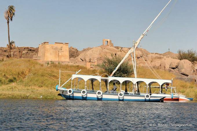 Barco turístico en frente del templo de Khnum, Abu Elefantina, Asuán - Egipto