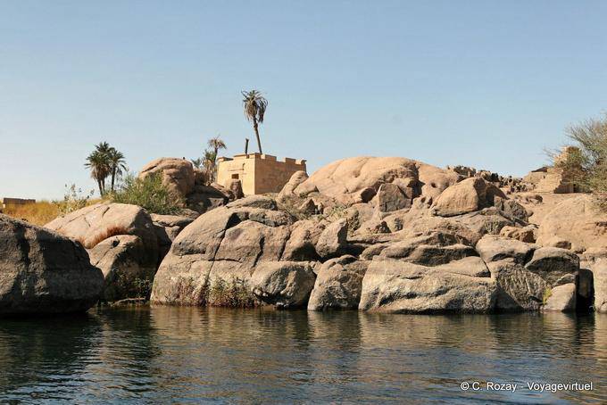 Rocas Nilo deavnt las ruinas de Abu Aswan - Egipto