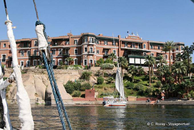Aswan, hotel Old Cataract visto desde el río - Egipto