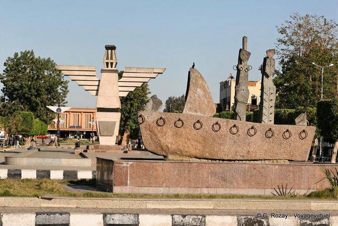 Monumento extraña escultura en el centro de la ciudad, Asuán - Egipto