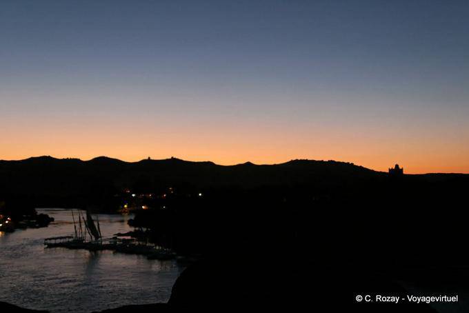 Aswan, Vísperas luz en la colina - Egipto