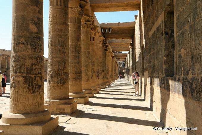 Línea de columnas a la capilla Mandulis, Templo de Philae - Egipto