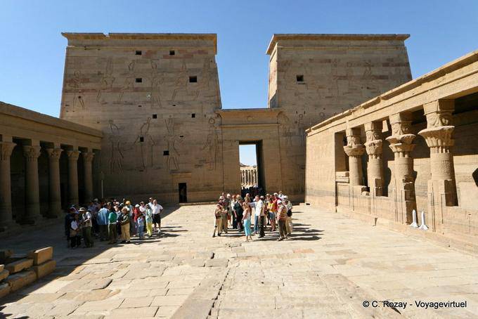 La primera torre se ve desde la Mammisi Philae - Egipto