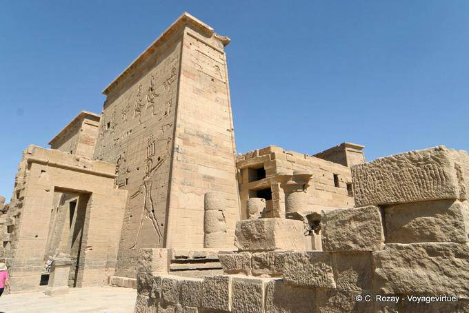 La primera torre, vista exterior del Templo de Isis, Philae - Egipto
