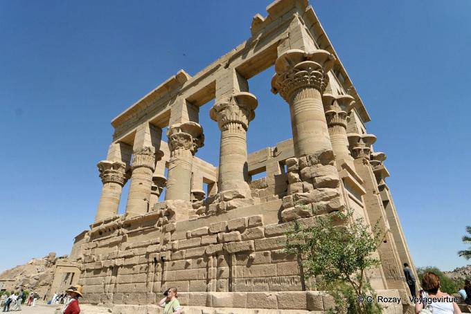 El quiosco de Trajano, el único monumento visible por encima del agua cuando la isla se inundó Philae - Egipto