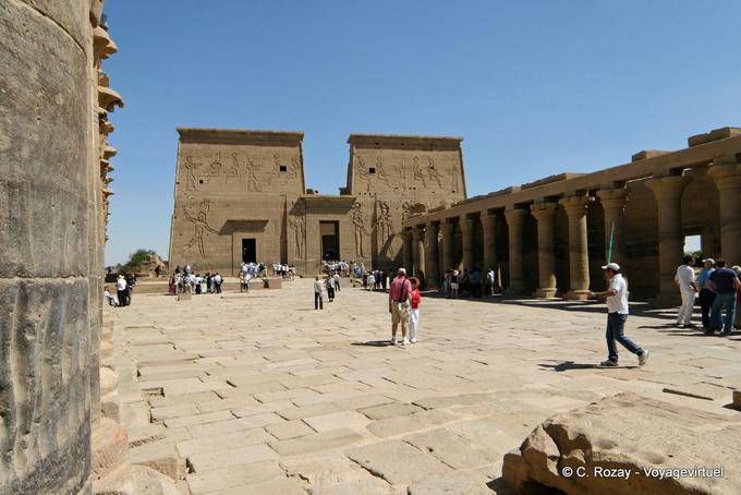 Es Colonnade e inacabado primer pilón, Philae - Egipto