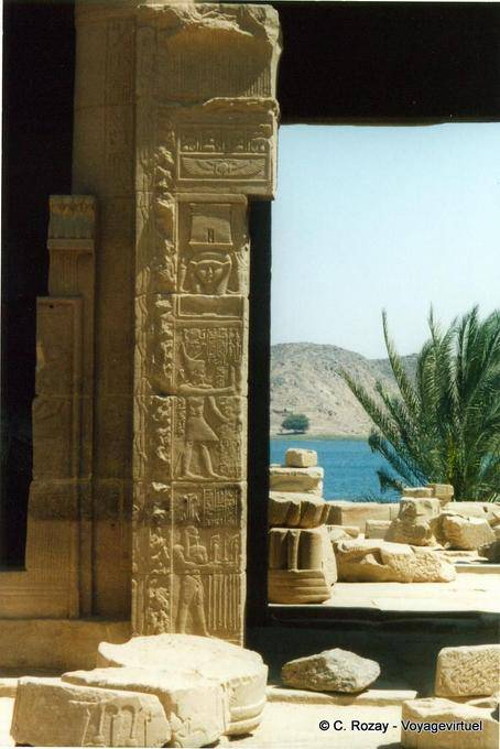 Philae, pilar del templo de Hathor y vistas al Nilo - Egipto