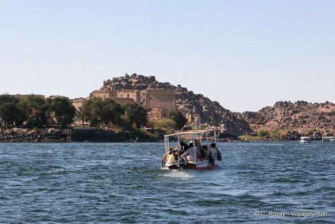 Llegada de turistas a Philae por el Nilo - Egipto