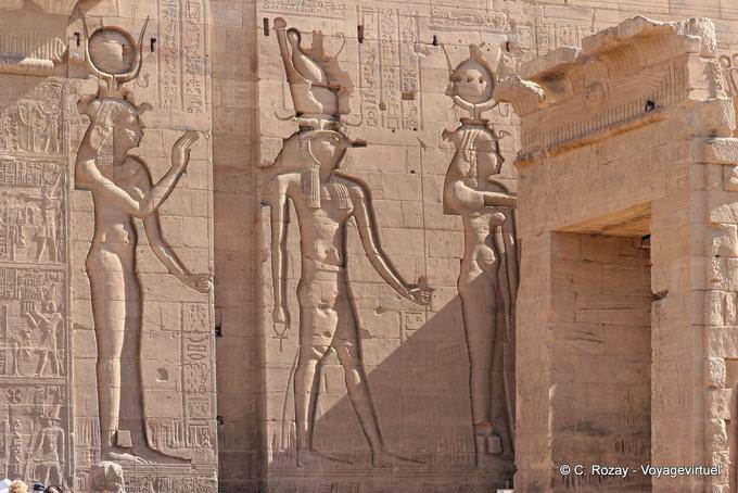 Escultura de Ra, el centro, el Templo de Philae - Egipto