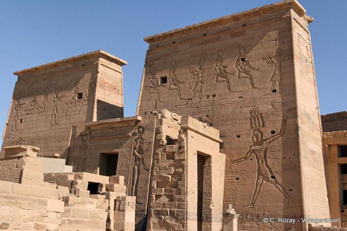 El primer pilón del templo de Isis, Philae - Egipto