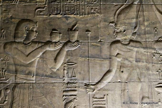 Bajorrelieve de la cámara del templo de Isis, Philae - Egipto
