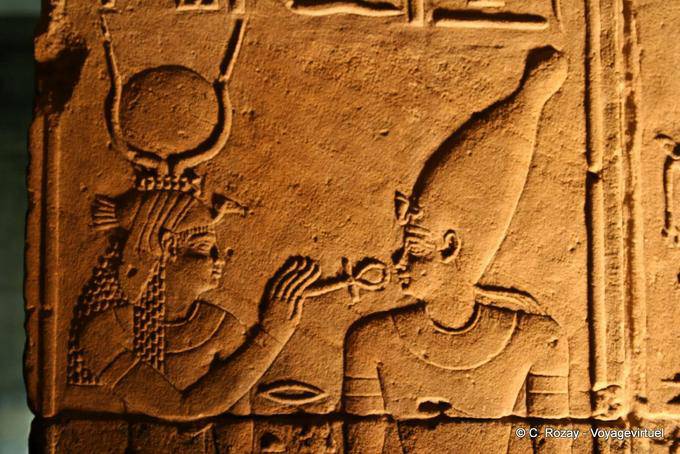 Bajo relieve que representa a la diosa Isis, Templo de Philae - Egipto