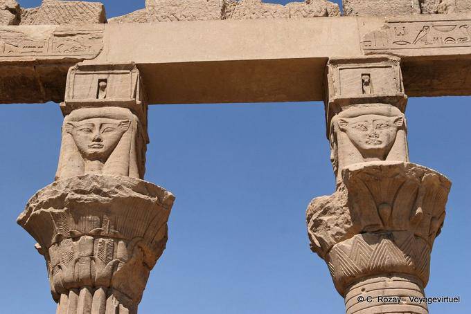 Pilares que sostienen capiteles que representan a la diosa Hathor, Templo de Philae - Egipto