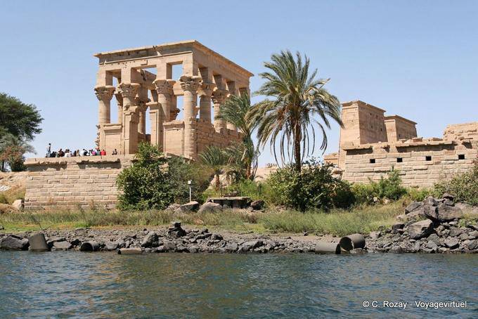 Templo de Philae, otra vista de Trajano kiosco del Nilo - Egipto