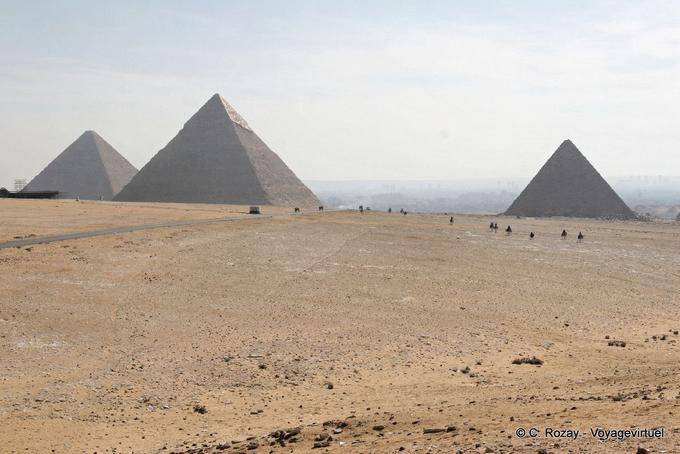 Las tres pirámides de la necrópolis de Giza - Egipto