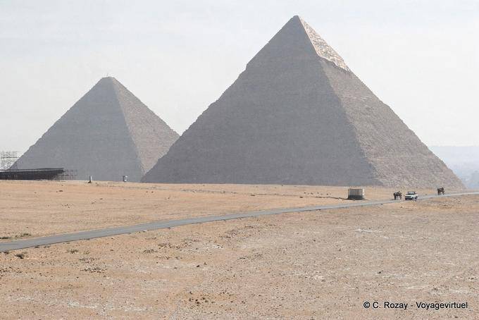 En la niebla de la mañana, las pirámides de Keops y Kefrén - Egipto