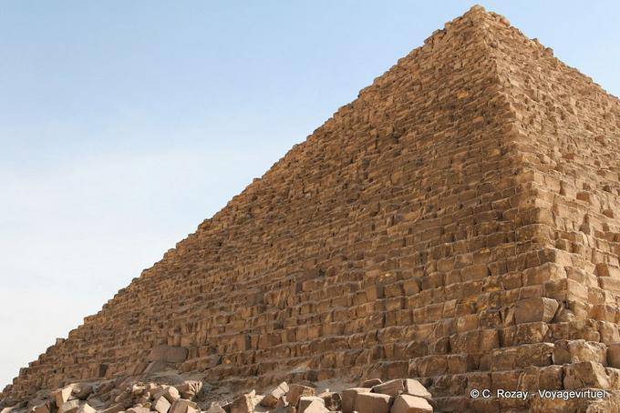 Los grados de la piedra caliza local de la pirámide de Micerinos - Egipto