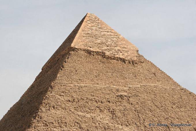 La piedra caliza hacia la parte superior de la pirámide de Kefrén - Egipto