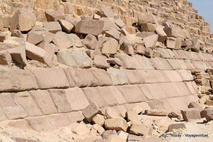 Bloques de granito desprendimiento de la base de la pirámide de Micerinos, Giza - Egipto