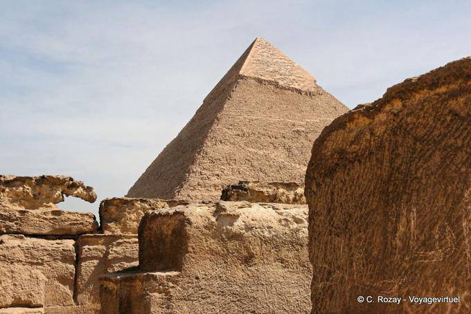 Vista de la pirámide de Kefrén y la piedra caliza final de Tura frente - Egipto