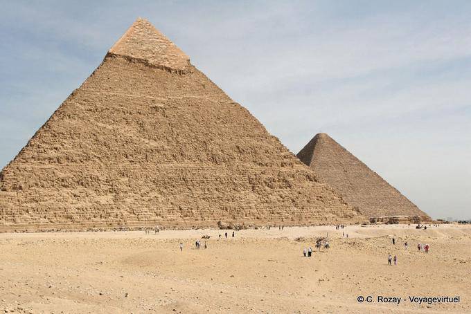 Perspectiva de ángulo en dos pirámides de Giza - Egipto