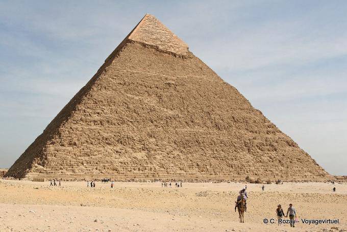 Altura de 143,5 metros y 215 metros de base, la pirámide de Kefrén, Giza - Egipto