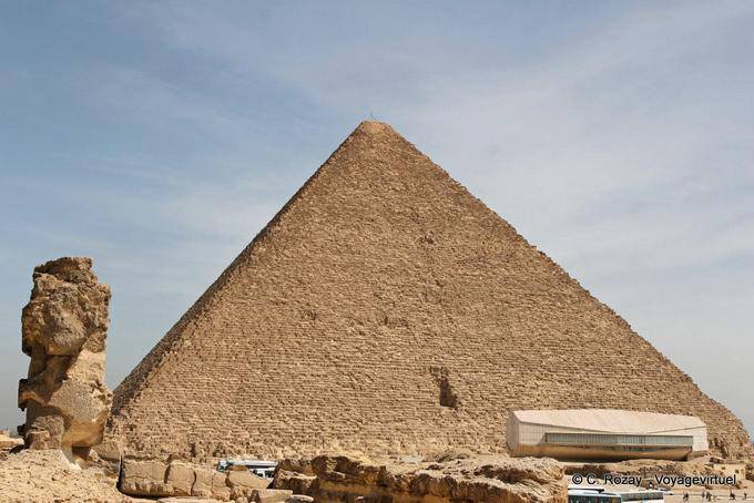 Pirámide de Keops y el museo barca solar, Giza - Egipto