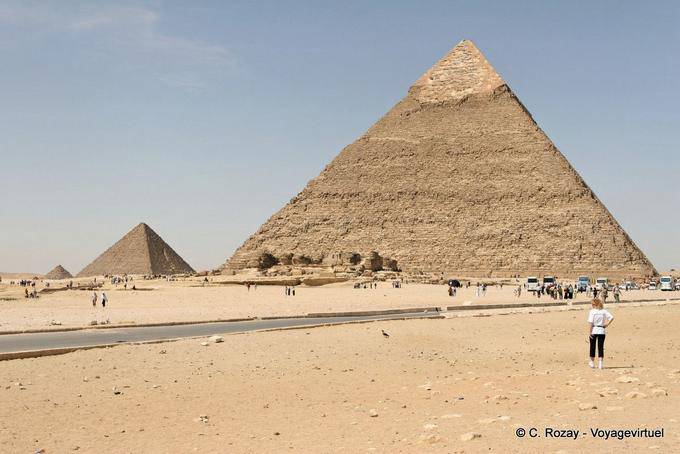 La alineación de las tres pirámides, el primer plano Kefrén y Micerinos Pirámide y el Queens, Giza - Egipto