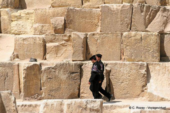 La policía y el tamaño de la pirámide de Khufu - Egipto