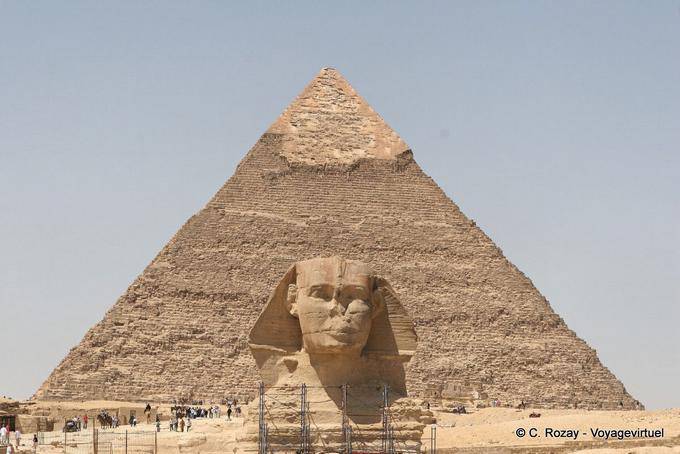 El Sphynx en el centro de la pirámide de Kefrén - Egipto