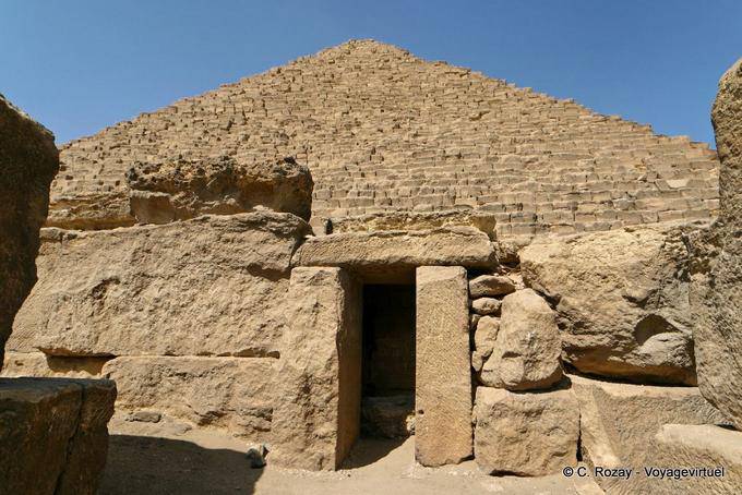 La entrada a la capilla de la secta de Menkaura, Con norte de la pirámide - Egipto