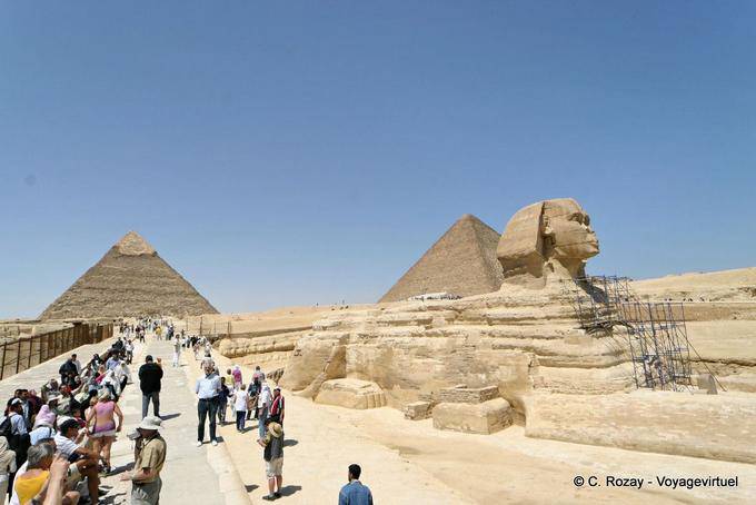 Sphynx en el camino de las pirámides de Giza - Egipto