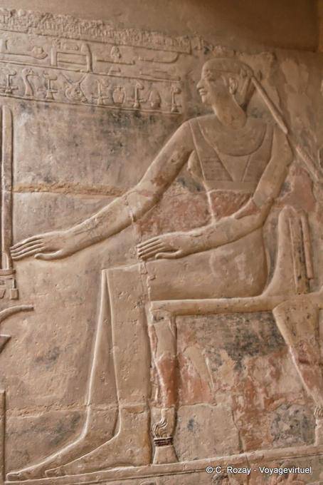 El alivio de la figura sentada en un trono, mastaba de Mereruka, Saqqara - Egipto