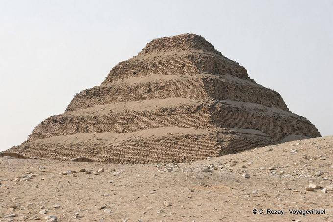 Vista panorámica de la pirámide en Saqqara, obras construidas en piedra - Egipto