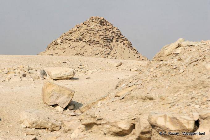 En las ruinas del complejo funerario del rey Zoser, Saqqara - Egipto