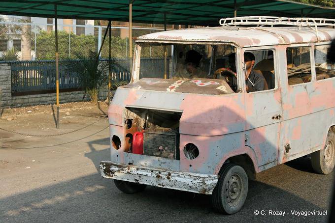 Bus dilapidado, El Cairo - Egipto