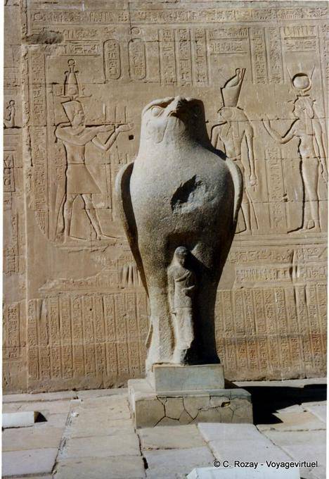 Estatua de Horus el dios halcón frente a un pilón, el templo de Edfu - Egipto