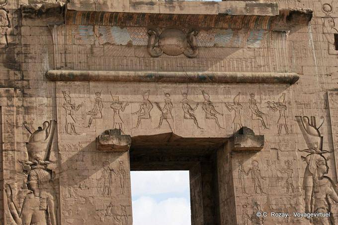 Sobre el portal de la explanada con Horus representado como un templo alado sol de Edfu - Egipto