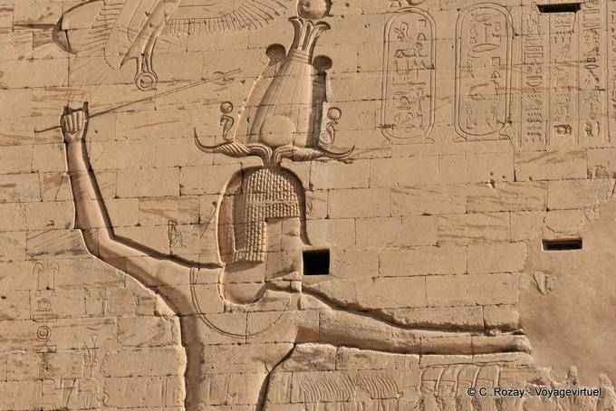 Faraón Ptolomeo XII en enemigos por los cabellos, el alivio de pilón, el templo de Edfu - Egipto