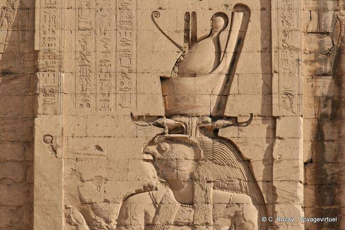 Horus cabeza tallada en la monumental torre, templo de Edfu - Egipto