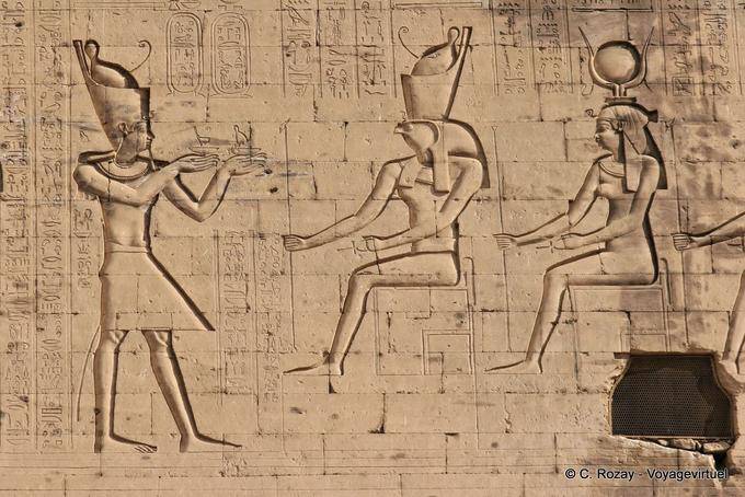 Ofreciendo el faraón Ptolomeo XII a los dioses salió de la torre, templo plaza, Edfu - Egipto