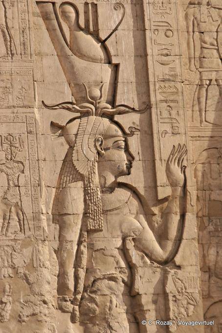 Escultura de la diosa Hathor, la esposa de Horus, la derecha de la puerta de acceso al templo, Edfu - Egipto