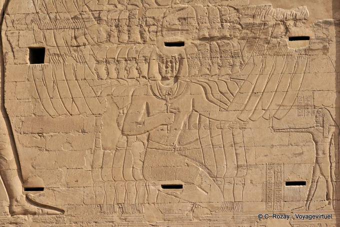Fragmento del macizo pilón izquierda, matar a los enemigos en presencia de Sopdu dios, templo de Edfu - Egipto