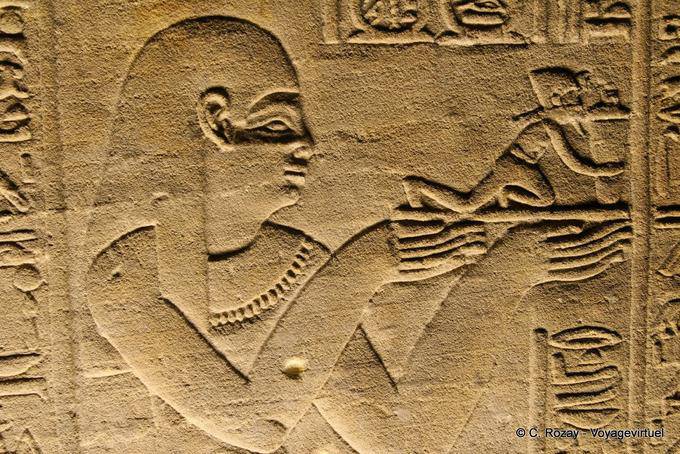 Sala de perfume o la presentación de laboratorio de la Esfinge sosteniendo una botella de perfume, Edfu - Egipto