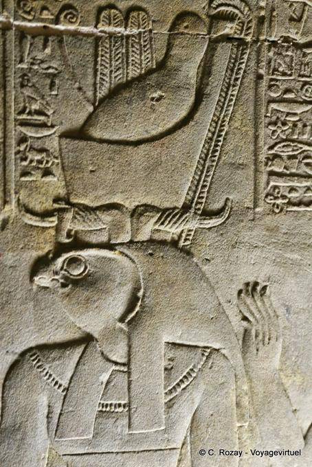 Doble corona sobre la cabeza de Horus deidad egipcia, el alivio de Edfu - Egipto