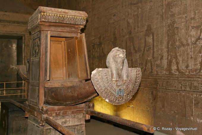 Recuperación de la embarcación antes de que el Horus Naos. El trabajo realizado por Auguste Mariette, Edfu - Egipto