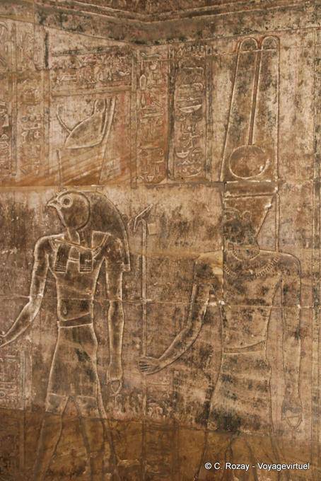 Relieves en la pared del Santo de los santos, el templo de Edfu - Egipto