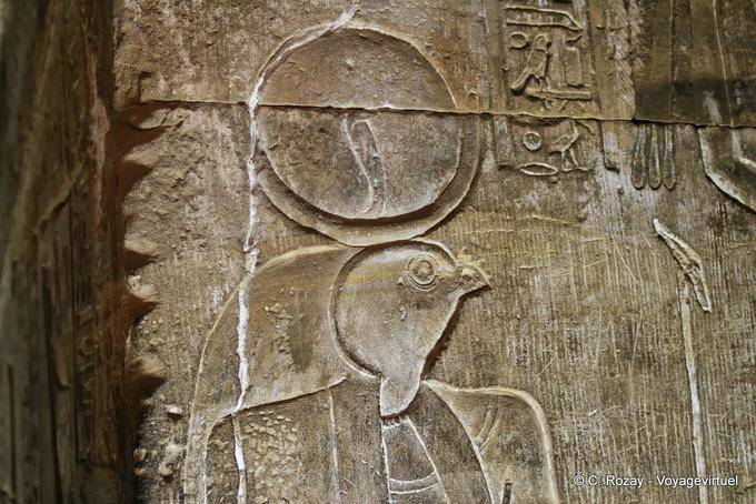 Horus, hijo de Osiris e Isis, vistiendo la luna y el sol, bajo relieve, templo de Edfu - Egipto